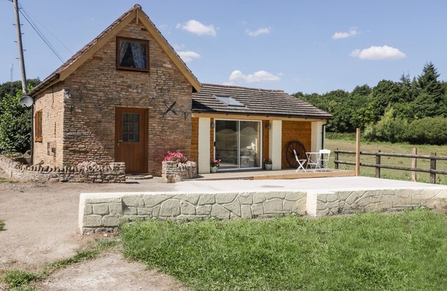 STEEL WORKS FARM, pet friendly, with a garden in Gorsley