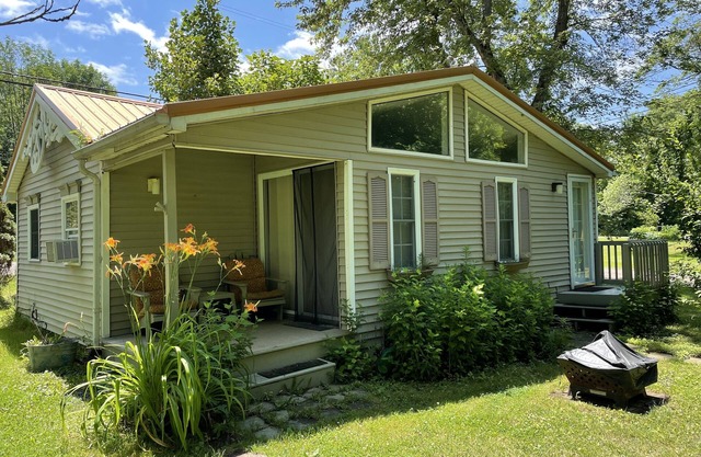 Steffi's Stuga (little lake cottage): Relax and Re-energize near Lake Erie!