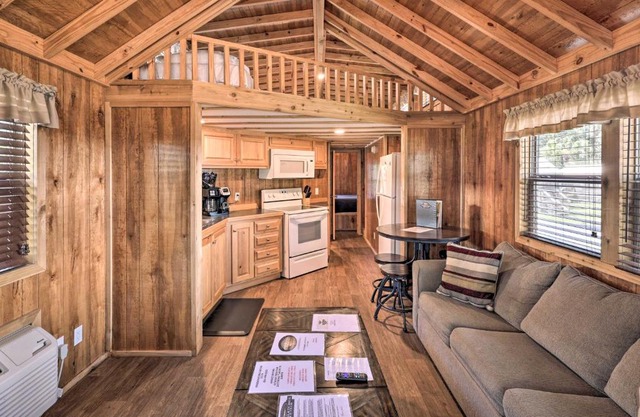 Steinhatche Cottage Unit 13 with Private Porch