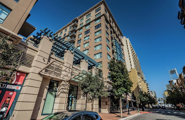 Stellar 2-bedroom view condo with WiFi/gym in San Diego's Gaslamp District
