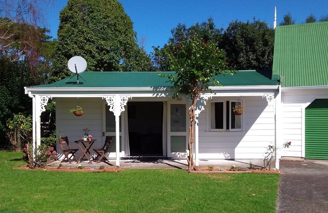 Stellar Cottage - Set on Sunny & Serene 1.75 Acres. Close to Town/wi-fi