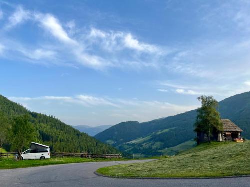 Stellplatz mit Aussicht auf Bergbauernhof
