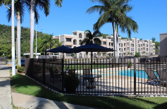 Private Terrasse und Balkon, geräumige 3 Schlafzimmer in der Bucht, halbprivater Strand