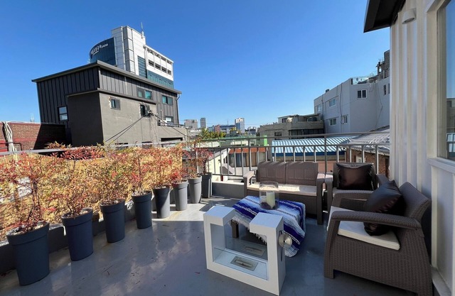 Steps away from DDP, Airport Bus, DongDaeMun Shopping Malls [Timeless Rooftop]