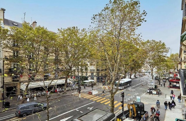 STEPS AWAY FROM ICONIC LANDMARKS- AN IDEAL CHOICE FOR YOUR NEXT PARISIAN GETAWAY