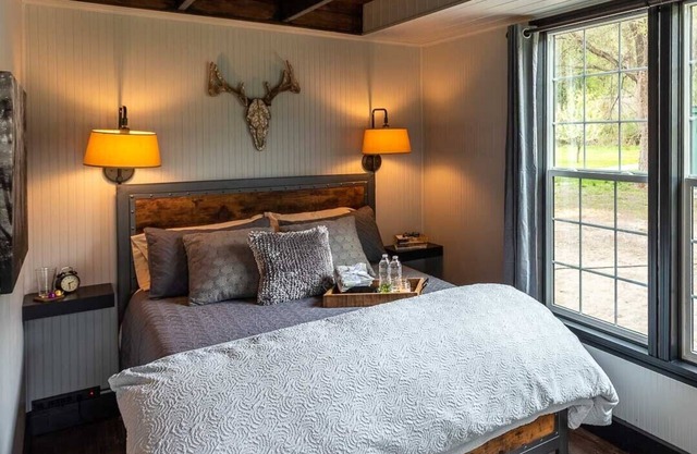 Steps away from the beautiful Kootenai River; Timber River Guest House.