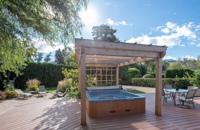 Steps away from the Turquoise Waters of Kalamalka Lake