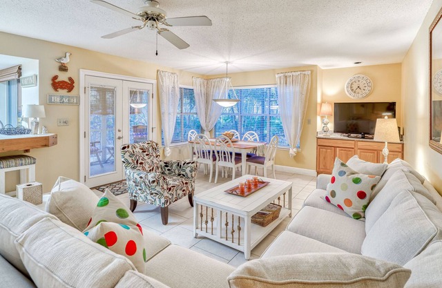 Steps from Pool, screened porch, close walk to beach, self check-in