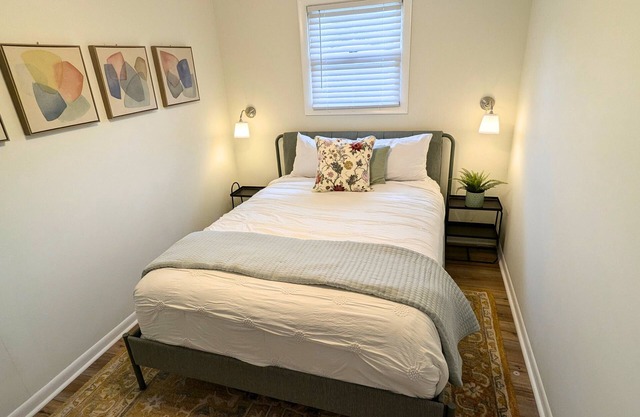 Steps from shops and restaurants!