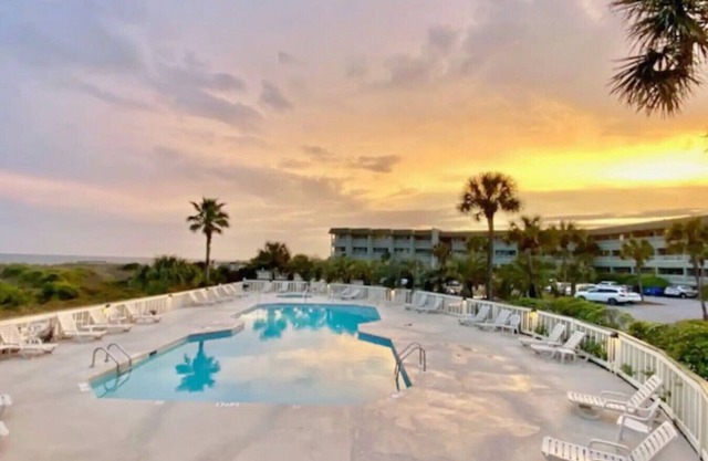 Steps from the beach, pool, and downtown IOP!