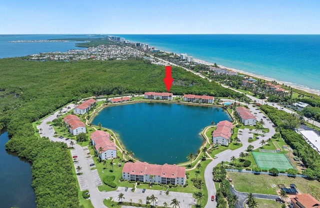 Steps from the beach! Spacious 2-bedroom condo in wonderful Jensen Beach