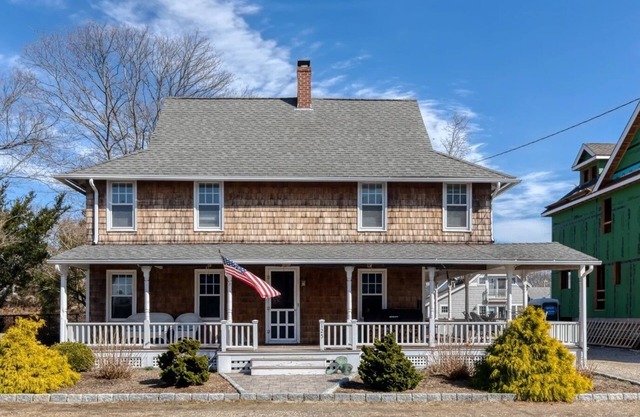 Steps from the beach! Perfect Shoreline Getaway