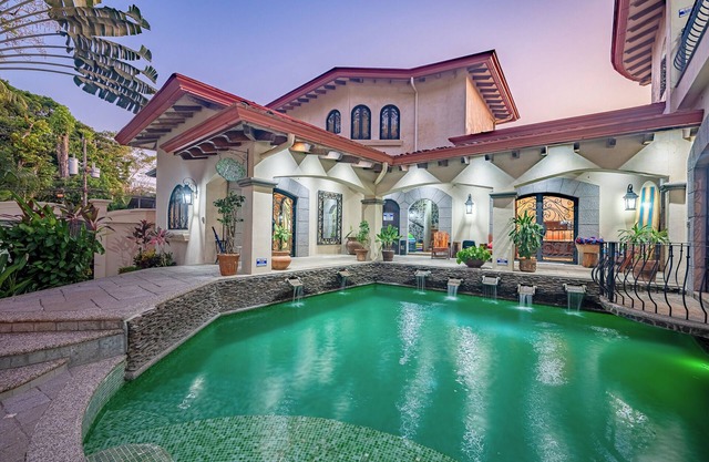 Maßgeschneiderte 6BR / 5. 5BA Villa Pool und Daily Maid Service, 200 m vom Strand entfernt