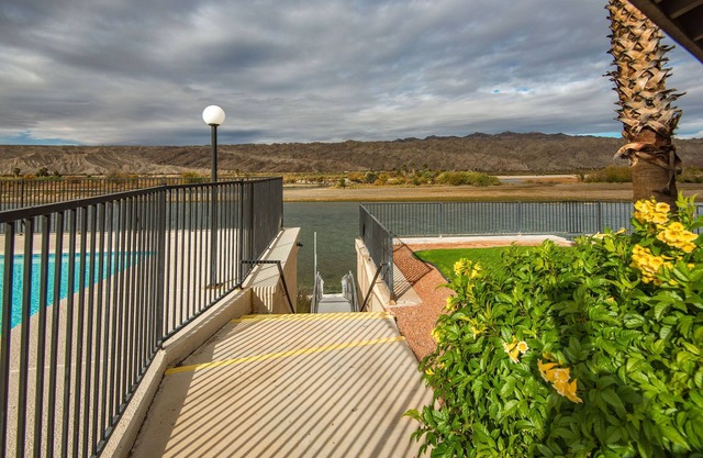 Steps from the River! Cozy 2 bed/ 2 bath condo. Min 30 day rental.
