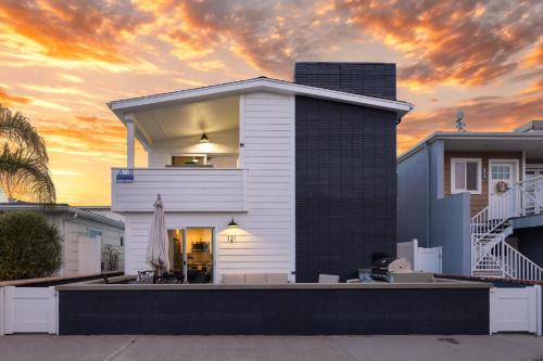 Steps from the SandBoardwalk Outdoor Dining Parking and Patio in Newport