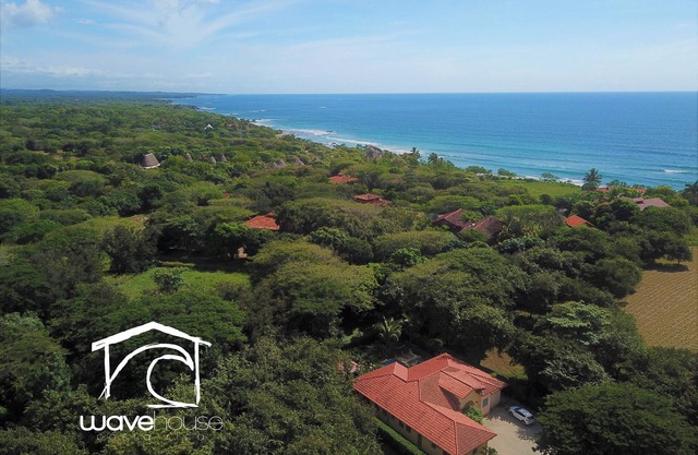 6-Bd Ferienhaus mit Pool in Wohnanlage. Schritte zum legendären Surf Break