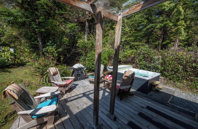 Cedar Shack Cabin am Strand mit eigenem Whirlpool, 3 Minuten zu Fuß zum Strand