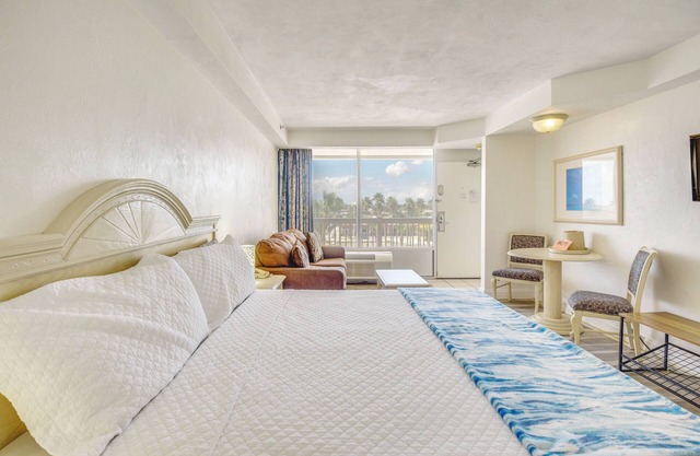 Steps to Daytona Beach: Sunny Studio