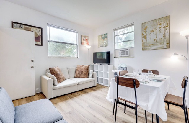 Steps to Food & Shops: Cozy Condo in Jacksonville!