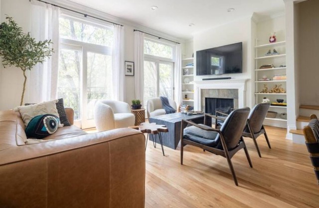 Steps to Fulton Market Downtown 4 bedroom Entire Home Sleeps 11 with City Views