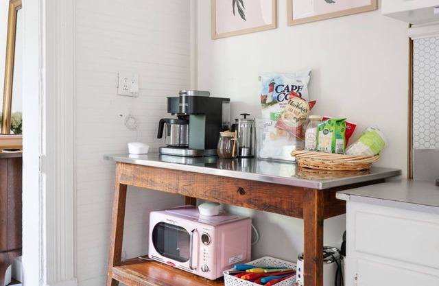 Steps to King! Dreamy Stay for Curious Explorers - Sleeps 2 Guests