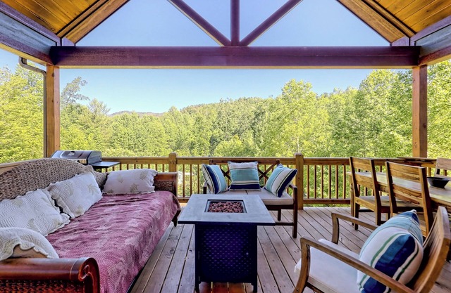 Fox Den Haven Steps to La Prade's Marina, Lake Burton! 14 5-STAR REVIEWS ON ABNB