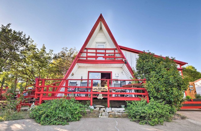 Steps to Lake! Charming Cabin: Pool Access & Decks