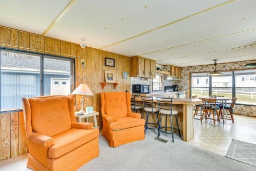 Steps to Lake Ontario Remote Escape with Deck and BBQ