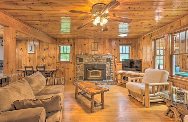 Steps to Lake: Tafton Cottage w/ Fire Pit & Grill