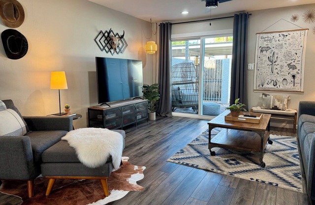 Steps to OldTown! Cute 2bdrm w/Private Patio, Pool, Covered Parking. DogOk!