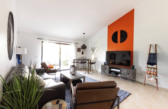 Steps to pool with Mountain Views!