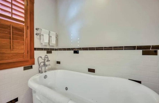 Steps to Tasting Rooms! Romantic Wine Country Escape w/ Jetted Tub and Fireplace