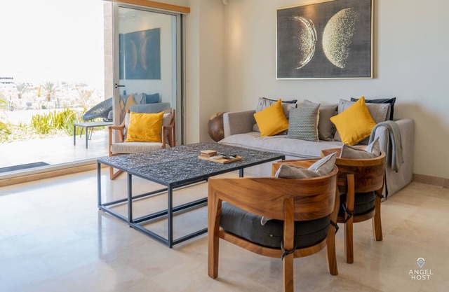Steps to Tennis and the Beach, Shared Pool and Gym