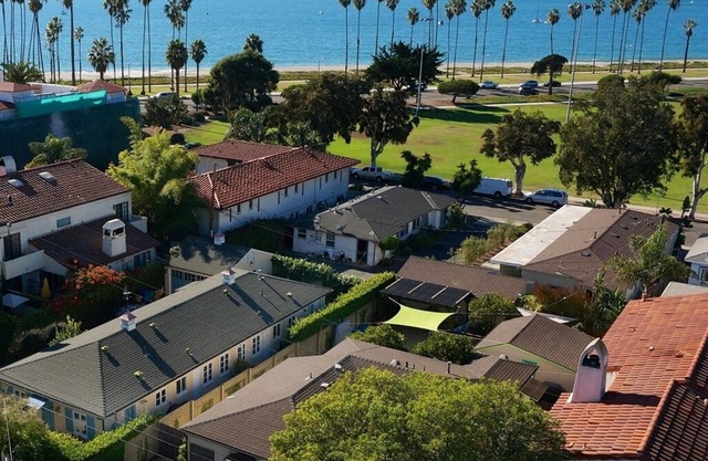 Schritte zum Sand: mit Blick auf den Strand und einem privaten umzäunten Hof; Ideal für Familien