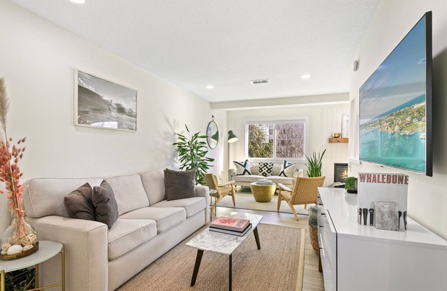 Steps to the Beach, Fully Renovated Beautiful Townhome