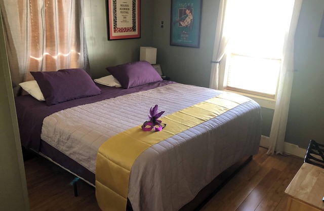 Steve & Katie Riley Gästehaus, Breaux Bridge, 2 Bd, 1. 5 Ba Künstler Willkommen!