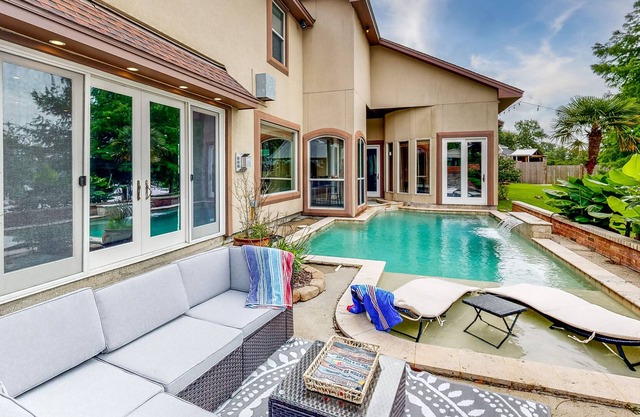 Stillwaters Paradise Resort-Style Pool & Jacuzzi