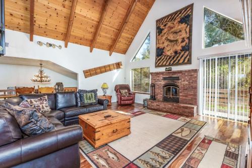 Stimboli Lodge- Sleeps 16 with tons of games and fun