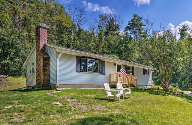 Stockbridge Home: Walk to Town Beach!