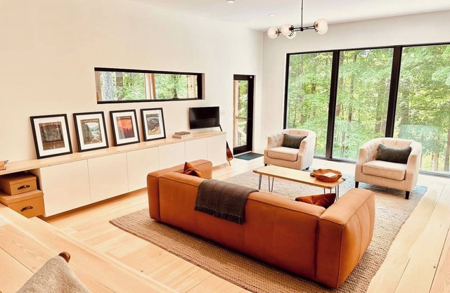Stockbridge Snug- cabin luxury just steps to lake!