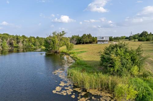 Stocked Fishing Ponds Texas Getaway with Cows!