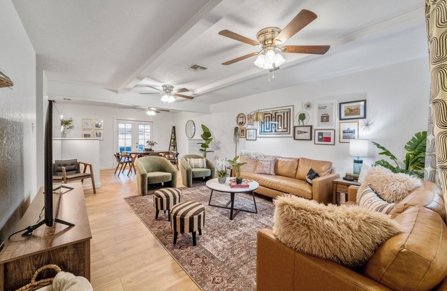 Agnus ✦ Stocked Kitchen ✦ King Beds ✦ BBQ ✦ Smart TV ✦ 10 Minutes to A&M