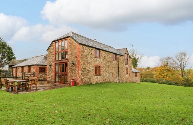 STONE BARN, pet friendly, character holiday cottage in Holsworthy