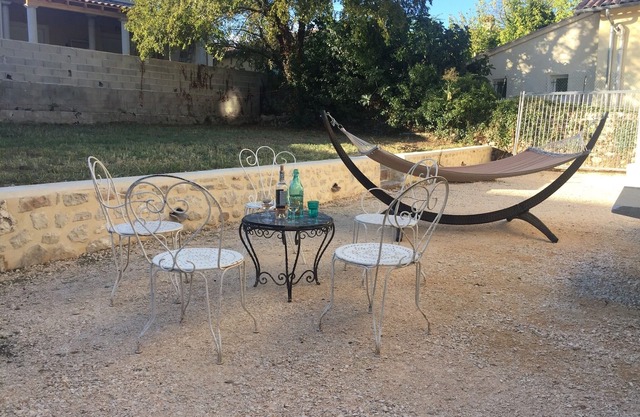 Steinerne Bastide mit Garten in der Mitte des Dorfes und neben dem Fluss
