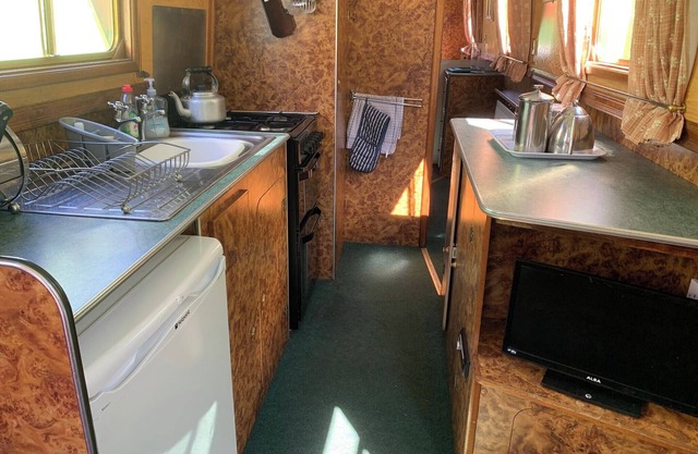 Stone - Boat - Sleeps 4 - Pet Friendly-85ws