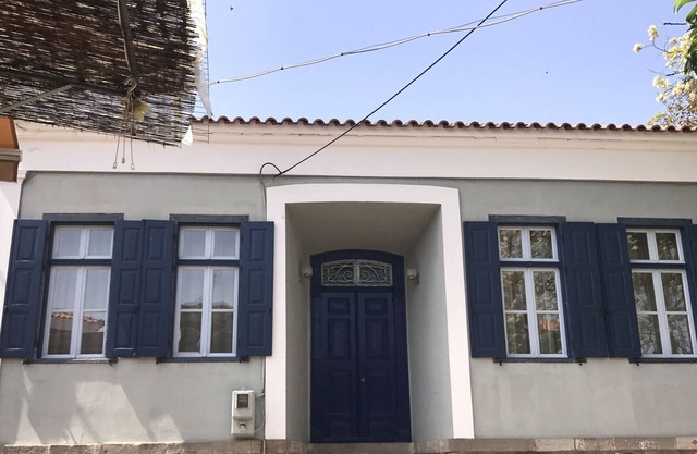 Steinhaus, komplett renoviert, hohe Decken, große Fenster