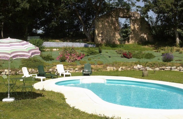 Steinhaus in einem Bauernhaus mit Pool, in der Nähe viele Aktivitäten