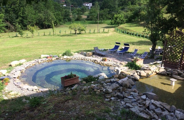 Steinhaus, privates Grundstück, natürlicher Pool, in der Nähe von allem