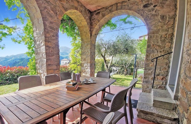 Steinhaus mit schöner Loggia,privatem Pool, zu Fuß erreichbare Einrichtungen