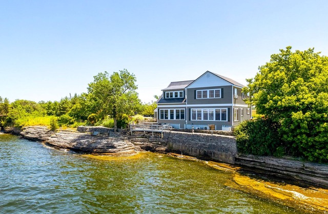 Stone Cove Cottage at Sacket on Lake Ontario